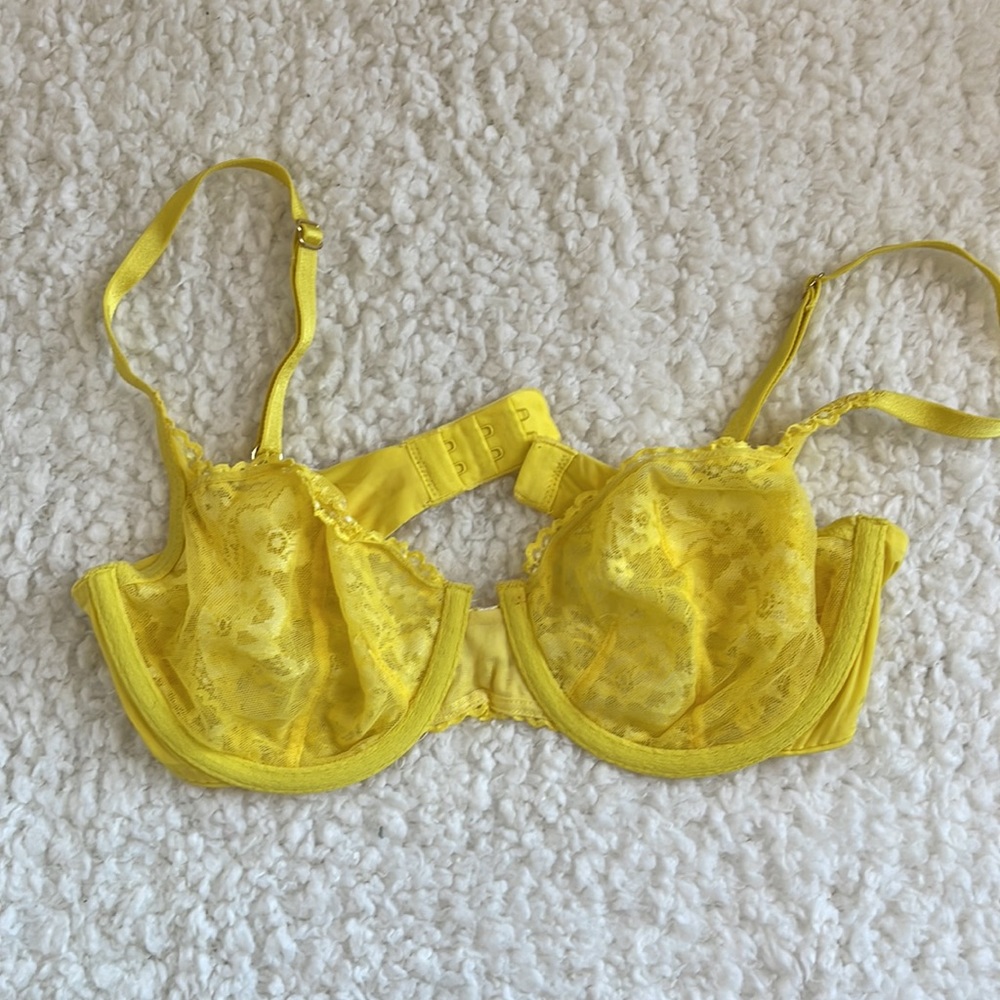 Victoria’s Secret Lace Bra with Underwire - Picture 4 of 5